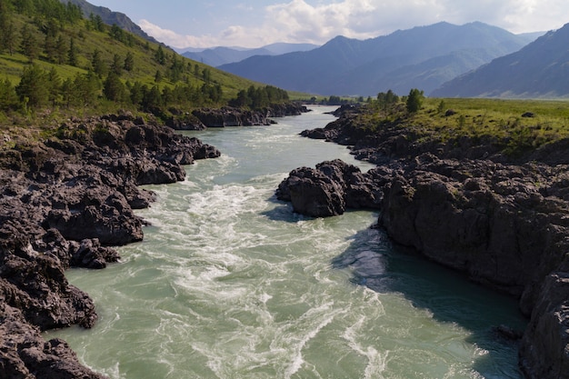 Foto corriente del río katun en altai mointain.