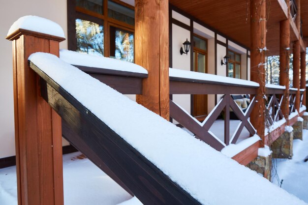 Corrimão e parte das escadas com montes de neve após uma nevasca.