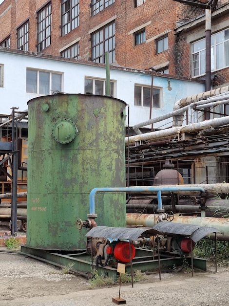 Foto corrosão por pitting e através de defeitos em tubos de aço e equipamentos de processo em uma refinaria de petróleo em rus