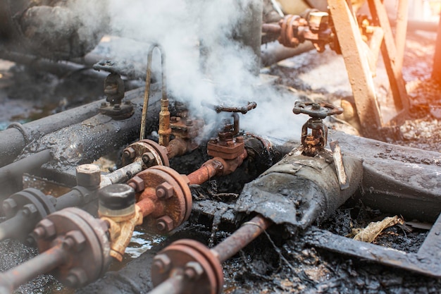 La corrosión oxidada a través del tubo de la válvula de escape de gas de vapor en el aislamiento de la tubería