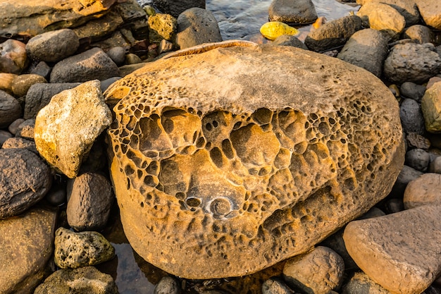 Corrosión de las rocas del agua de mar.