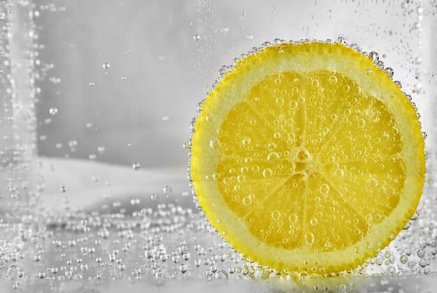 Corta un limón en el agua. elemento de diseño