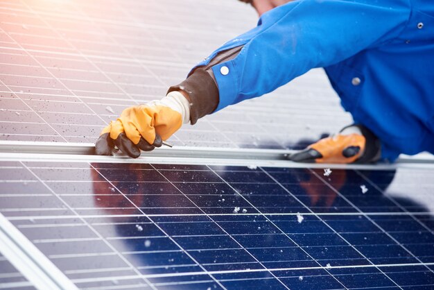 Cortada tiro horizontal de um trabalhador do sexo masculino instalar painéis solares em uma usina