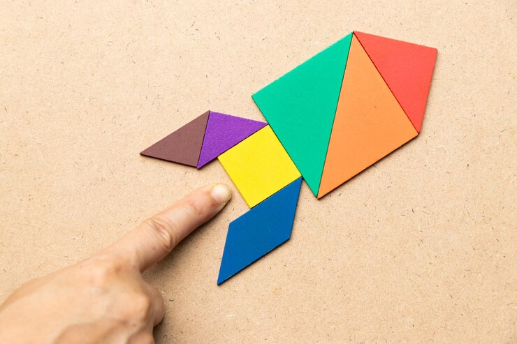 Foto cortado a mano por un colorido producto artesanal en forma de cohete