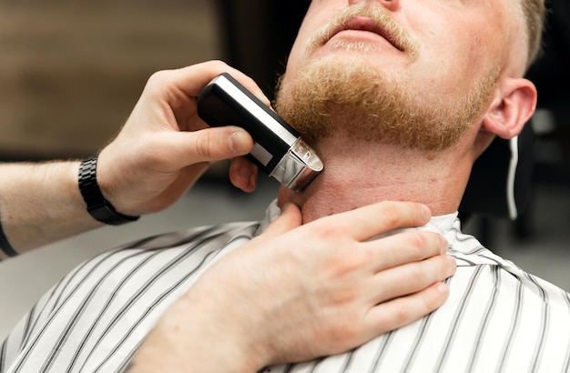 Cortadora de barba corte de pelo de primer plano en la barbería concepto de barbería