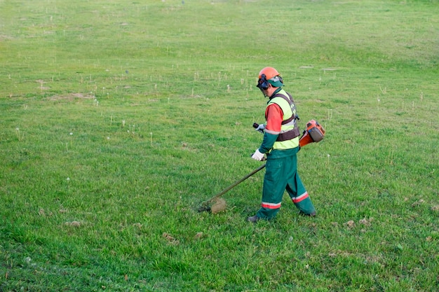 Cortadora de césped cortando césped