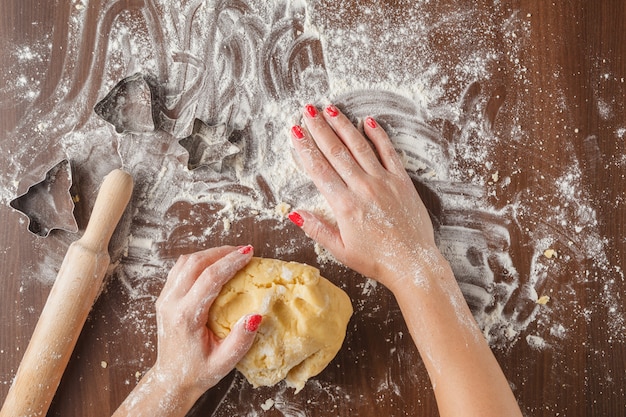 Cortadores de galletas y moldes en una tabla y una bandeja para hornear