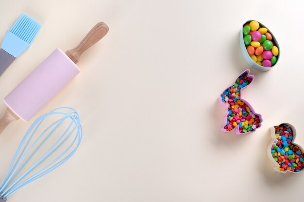 Cortadores de galletas de Pascua Utensilios para hornear y cocinar Receta libro concepto de fondo.