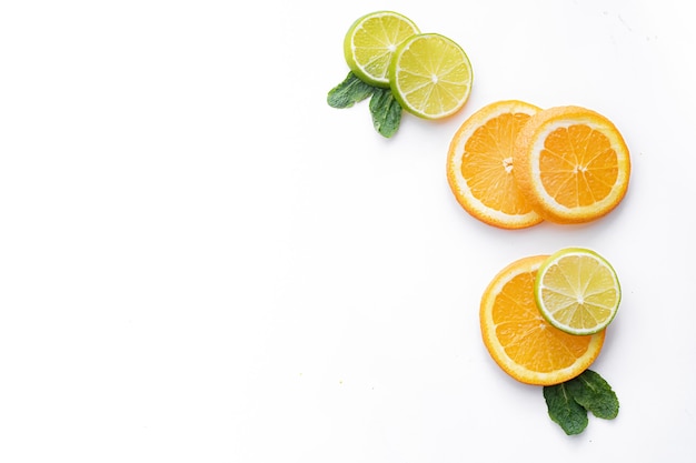 Se cortan los cítricos en una pared blanca. frutas de colores. la familia de los cítricos.