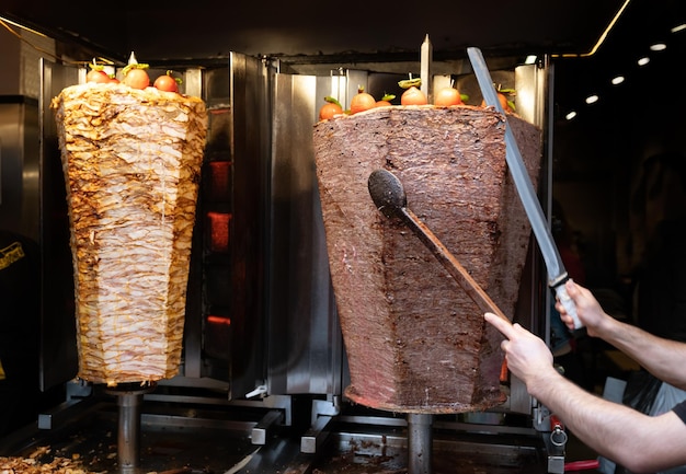 Cortando a carne doner em um restaurante de rua
