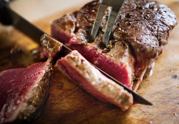 Cortando um bife de filé cozido, comida, receita, fotografia, ide