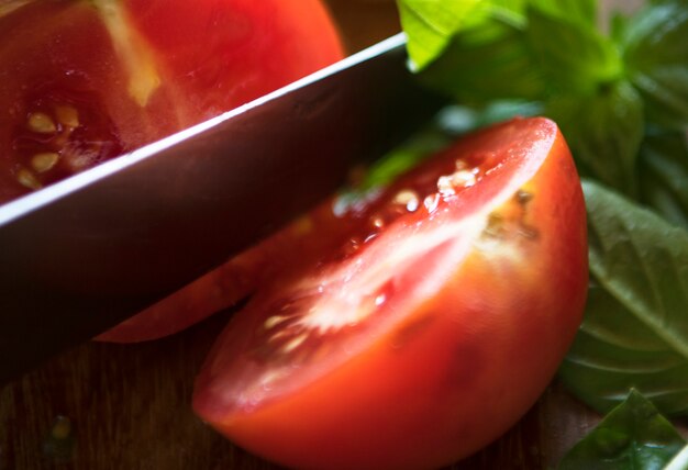 Cortando uma ideia de receita de fotografia de tomate