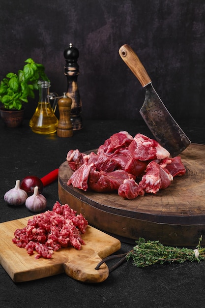 Cortar a carne de bovino fresca no toco de desbastamento de madeira