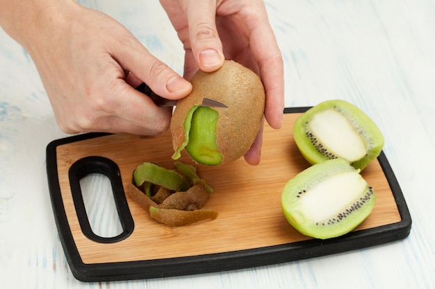 Foto cortar a faca de frutas em uma tábua