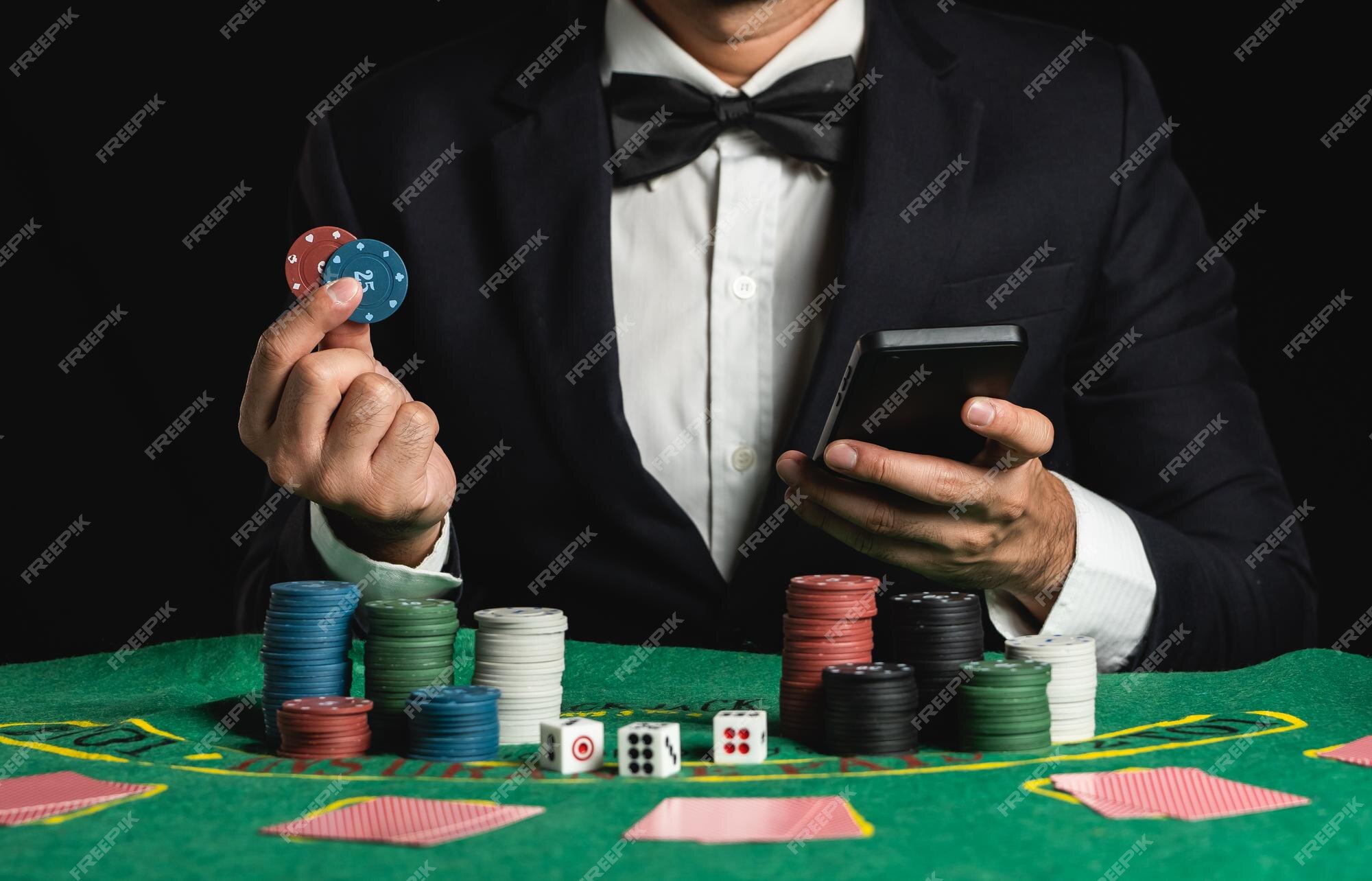 Amigos Homens Felizes Jogando Cartas Em Casa à Noite Foto de Stock