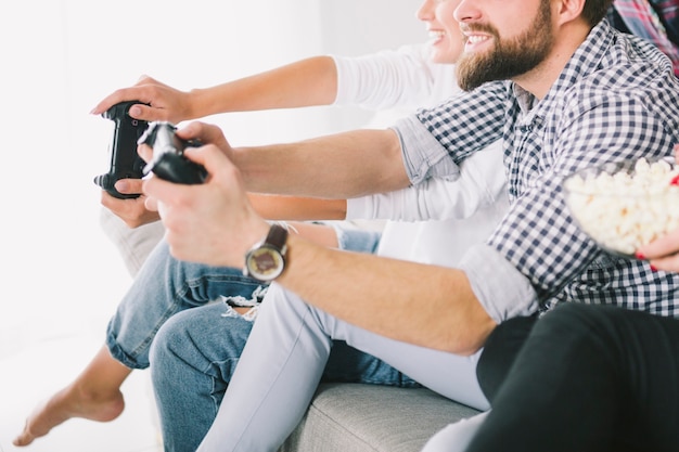 Foto cortar amigos jogando videogame no sofá