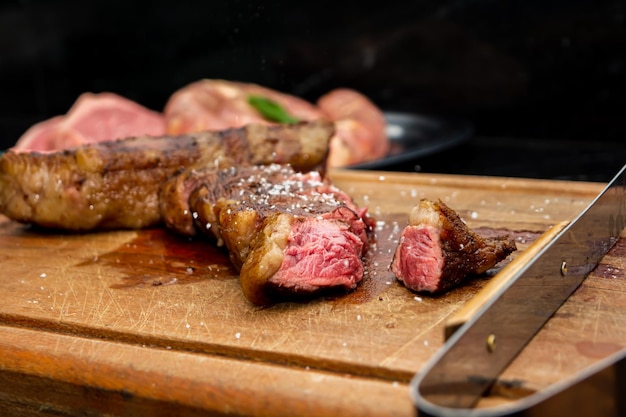 Cortar bife de picanha cozimento de grau raro