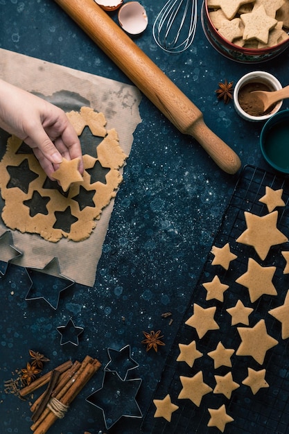 Foto cortar biscoitos em forma de estrelas da massa