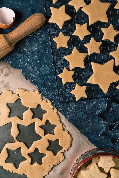 Cortar biscoitos em forma de estrelas da massa