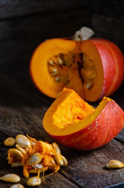 Cortar la calabaza y sus semillas en tablas de madera.