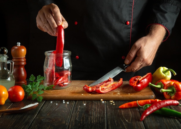 Foto cortar capsicums para enlatamento em frasco