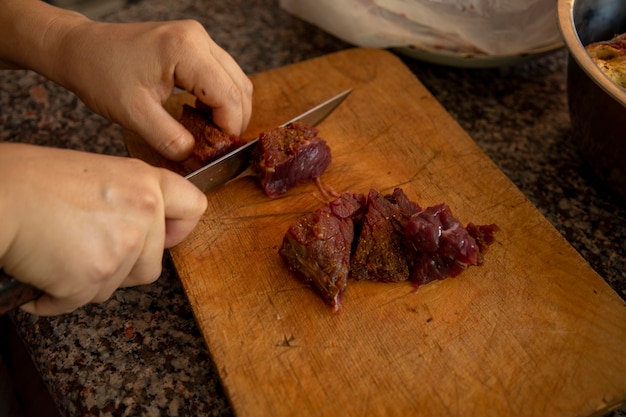 cortar la carne en una tabla de cortar