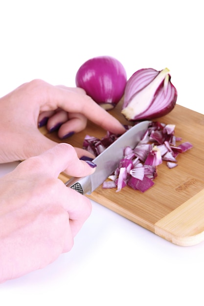 Cortar cebolla morada aislado en blanco