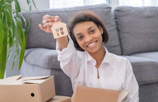 Cortar close-up do locatário do sexo feminino mostrar as chaves da casa de elogios movendo-se para o primeiro novo apartamento ou casa dona de mulher feliz compra compra casa realoca para habitação conceito de propriedade de aluguel de aluguel