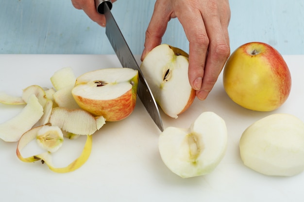 Foto cortar el cuchillo de frutas en una tabla de cortar