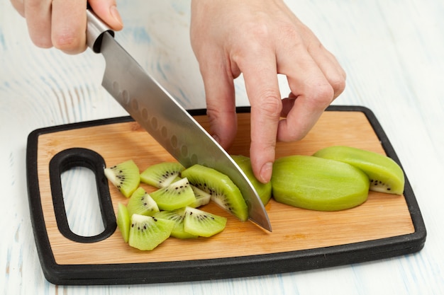 Cortar el cuchillo de frutas en una tabla de cortar