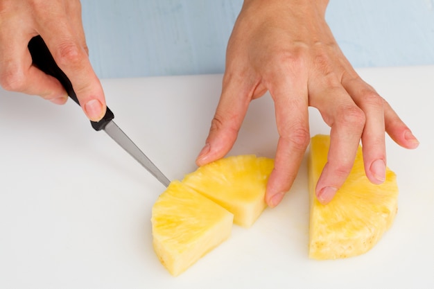 Cortar el cuchillo de frutas en una tabla de cortar