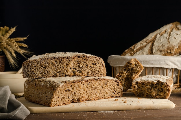 Cortar un delicioso pan de centeno integral recién horneado