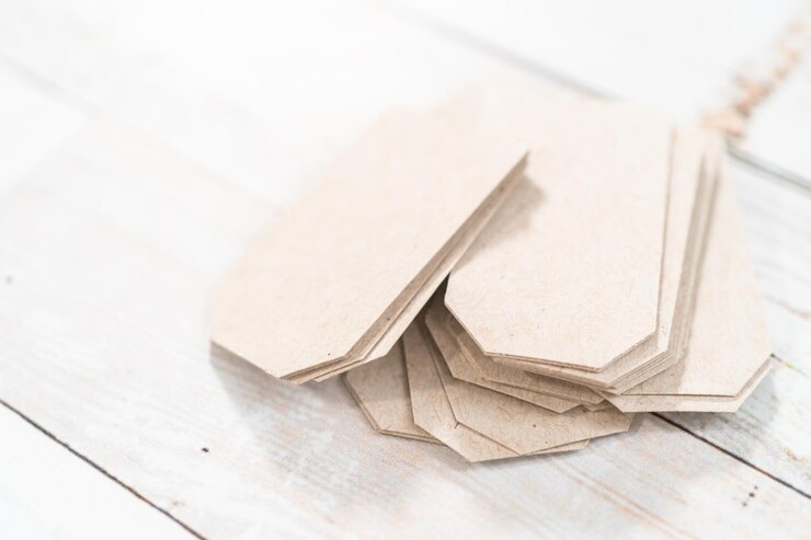 Foto cortar etiquetas de regalo caseras para regalos de navidad.
