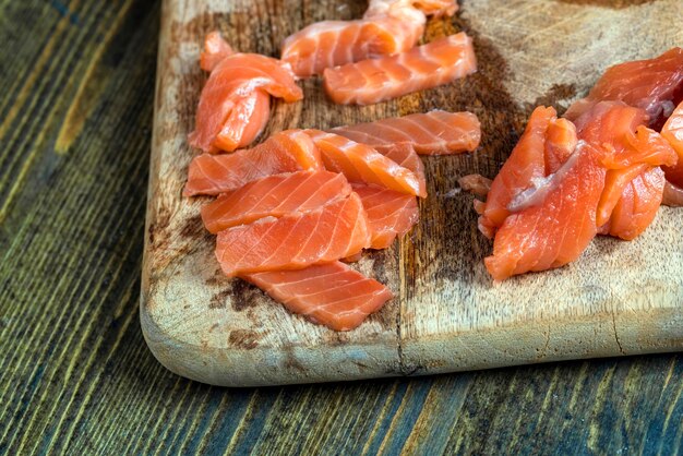 Cortar filetes de pescado durante la preparación de un plato de salmón rojo