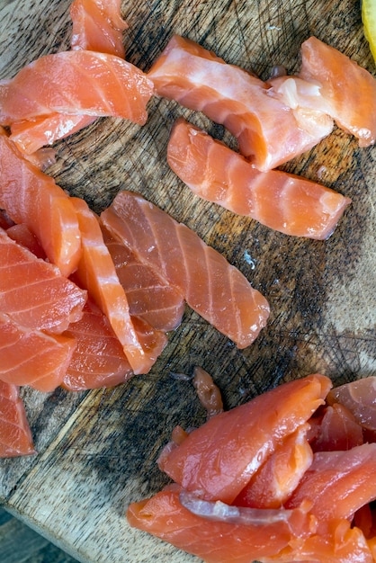 Cortar filetes de pescado durante la preparación de un plato de salmón rojo