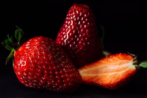 Cortar fresas sobre fondo negro