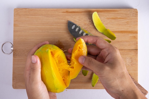 Foto cortar frutas de manga em madeira
