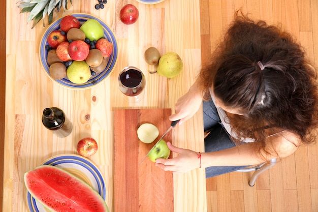 Foto cortar frutas en la mesa de madera