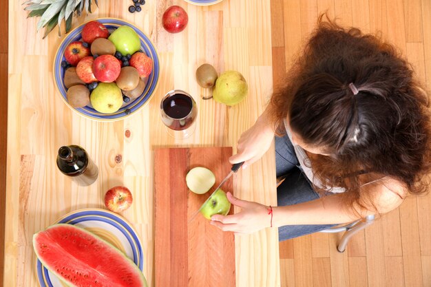 Foto cortar frutas na mesa de madeira