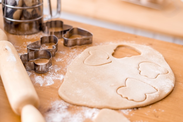 Cortar las galletas con moldes de masa.
