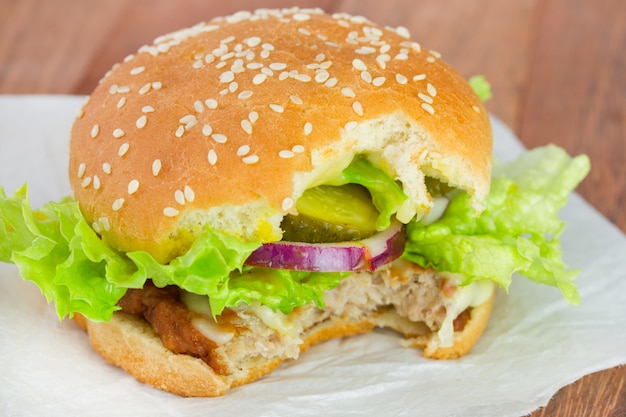 Cortar hamburguesa con queso en papel blanco