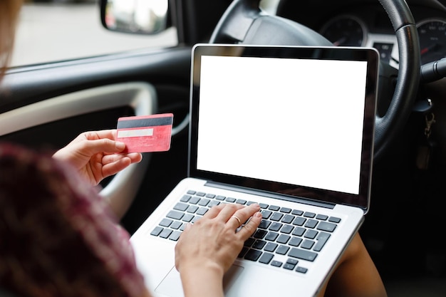 Cortar imagem de maquete de mulher fazendo compras na Internet usando informações de laptop e cartão de crédito