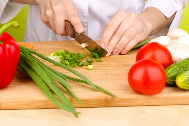 Cortar ingredientes alimenticios