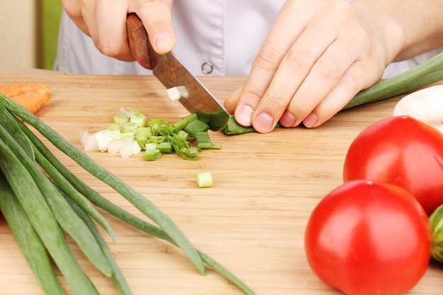 Cortar ingredientes alimenticios