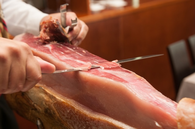 Foto cortar jamón y embutidos en una mesa de celebración