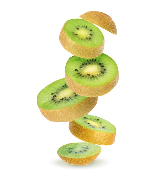 Cortar el kiwi maduro sobre fondo blanco.