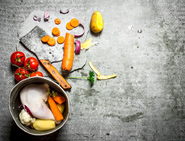 Foto cortar legumes para a canja de galinha.