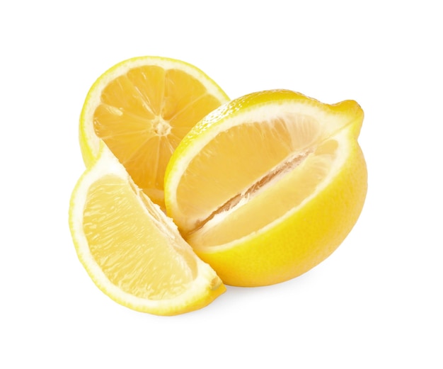 Cortar limones maduros frescos aislados en blanco