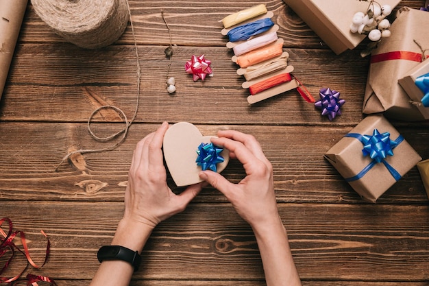 Foto cortar mãos decorando presente