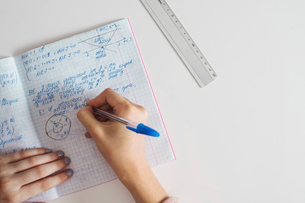 Foto cortar mãos femininas escrevendo no caderno